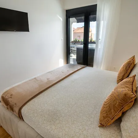 Nox Modern Jacuzzi&terrace - Near Znjan Apartment